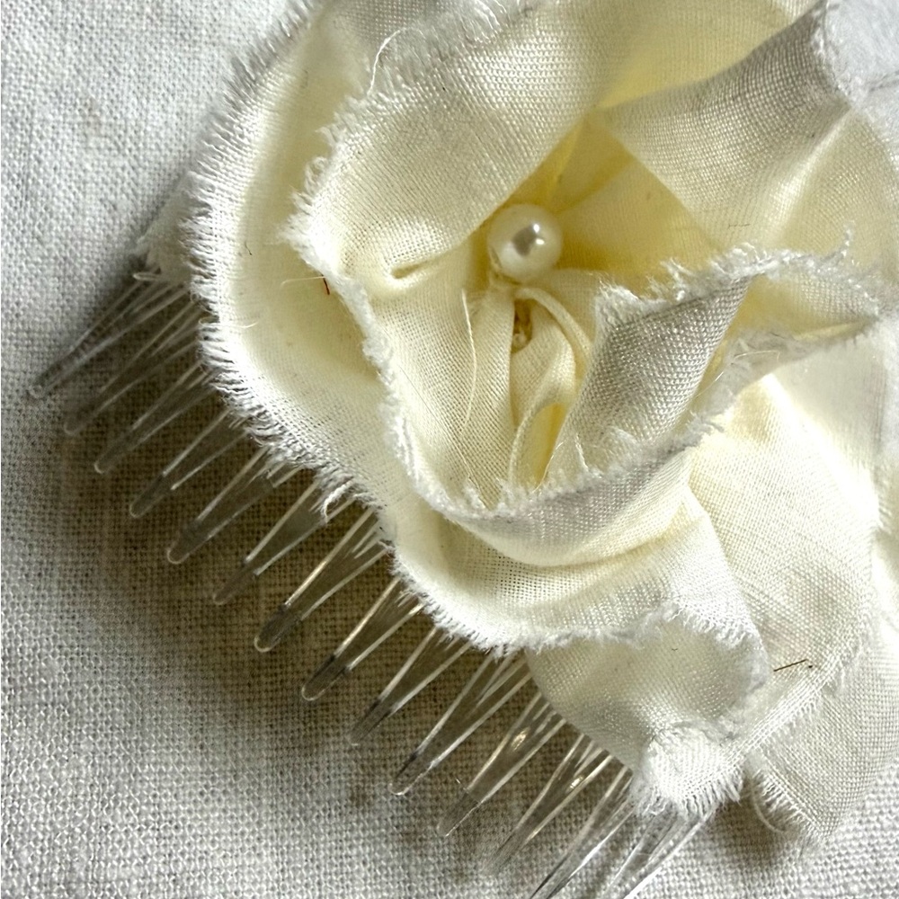 Elegant Cream Floral Hair Comb